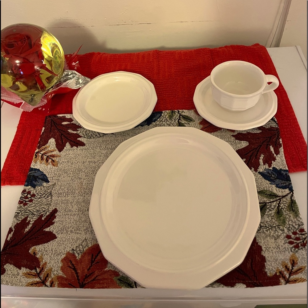 Vintage 1970’s Pfaltzgraff Stoneware Heritage White